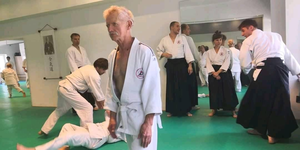 Nasz senior Przemek. A w tle wiruje Domino