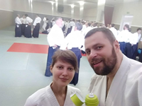 Krótkie przerwy między treningami to dobry moment na łyk wody