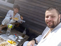 Dłuższe przerwy to okazja do zdrowej szamki na dziedzińcu przed Dojo